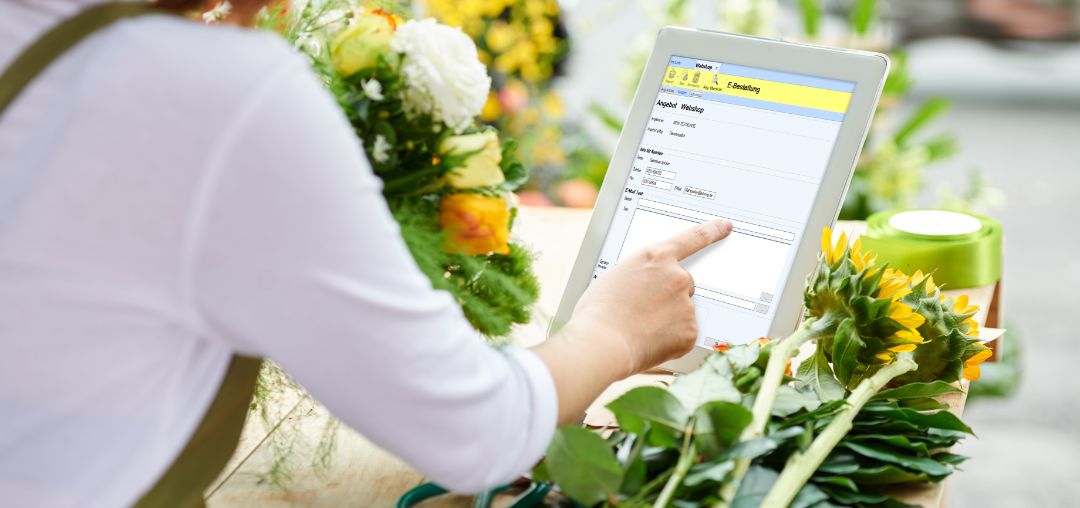 Florist using interface of online flower shop